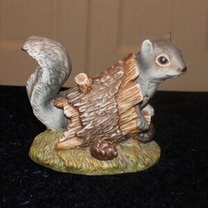 HOMCO Masterpiece Porcelain Gray Squirrel in Log 1986